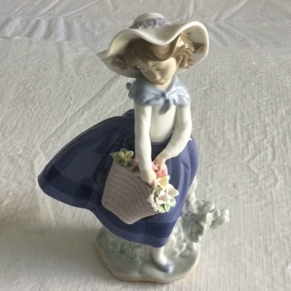 LLadro figurine called Pretty Picking made in 1984 very pretty piece. - Picture 1 of 7